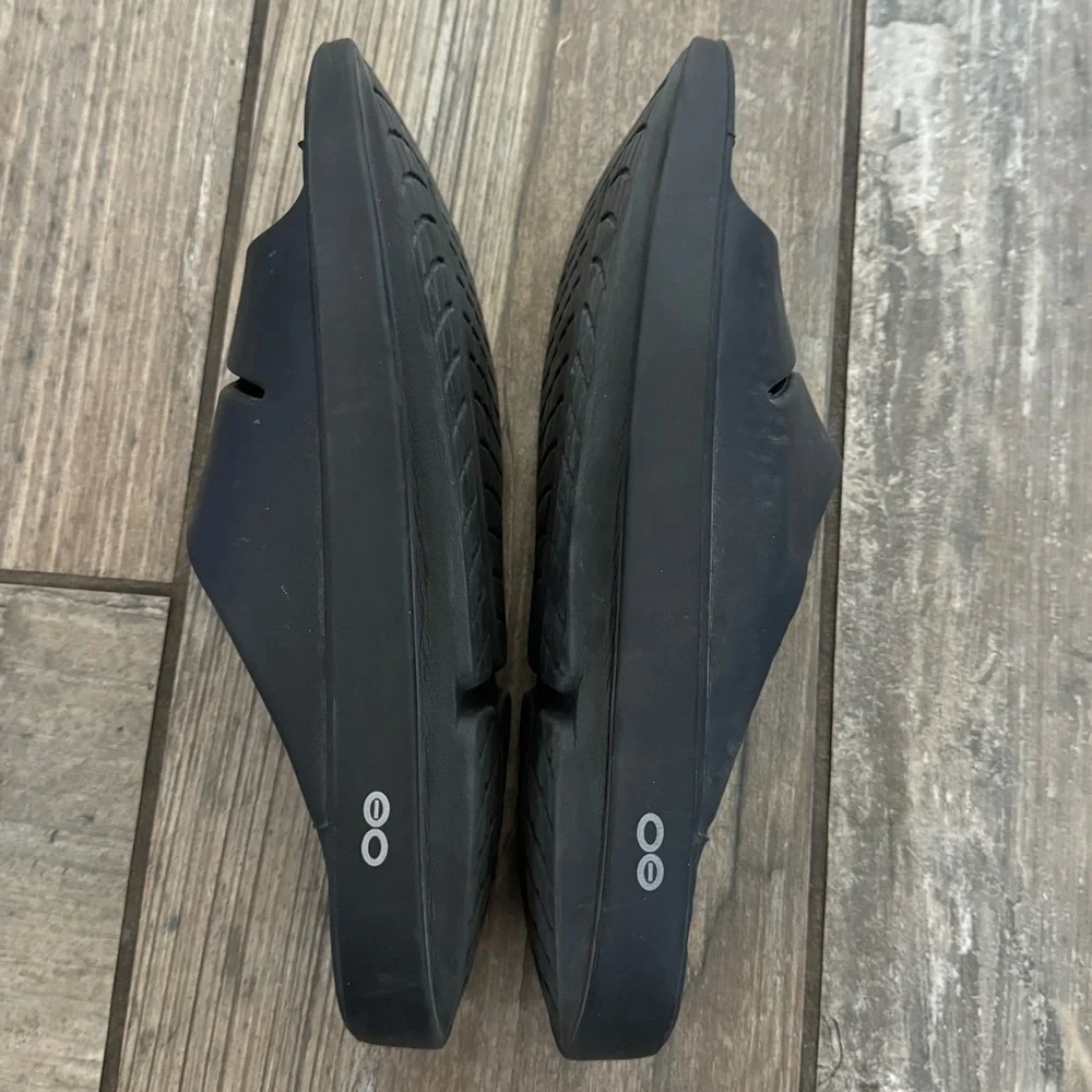 Oofos OOahh Slide Sandal in Black size Men’s 9 or Women’s 11